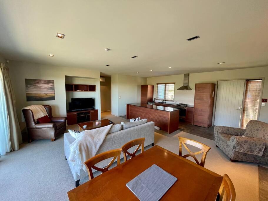 Terrace Downs 2 Bedroom Apartment Windwhistle Екстер'єр фото